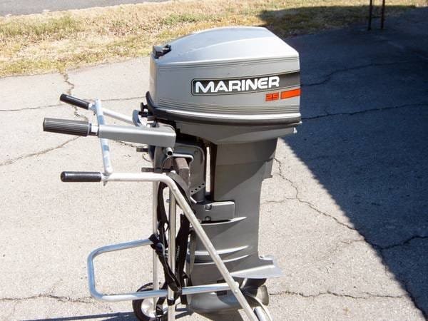 1995 Mariner 25 HP 2-Cyl Carbureted 2-Stroke 20" (L) Tiller Outboard Motor. 1 1995 Mariner 25 HP 2-Cyl Carbureted 2-Stroke 20" (L) Tiller Outboard Motor.
