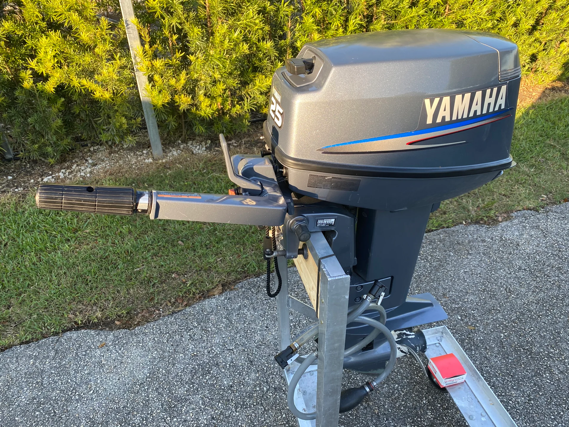 2004 Yamaha 25 HP 2 Cyl Carbureted 4-Stroke 20" (L) Tiller Outboard Motor. 1 2004 Yamaha 25 HP 2 Cyl Carbureted 4-Stroke 20" (L) Tiller Outboard Motor.